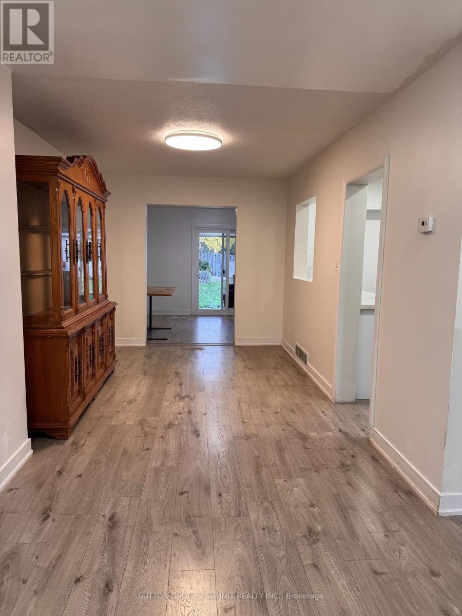 1379 Freeport Drive, Mississauga, Ontario  L5C 1S5 - Photo 8 - W12525986