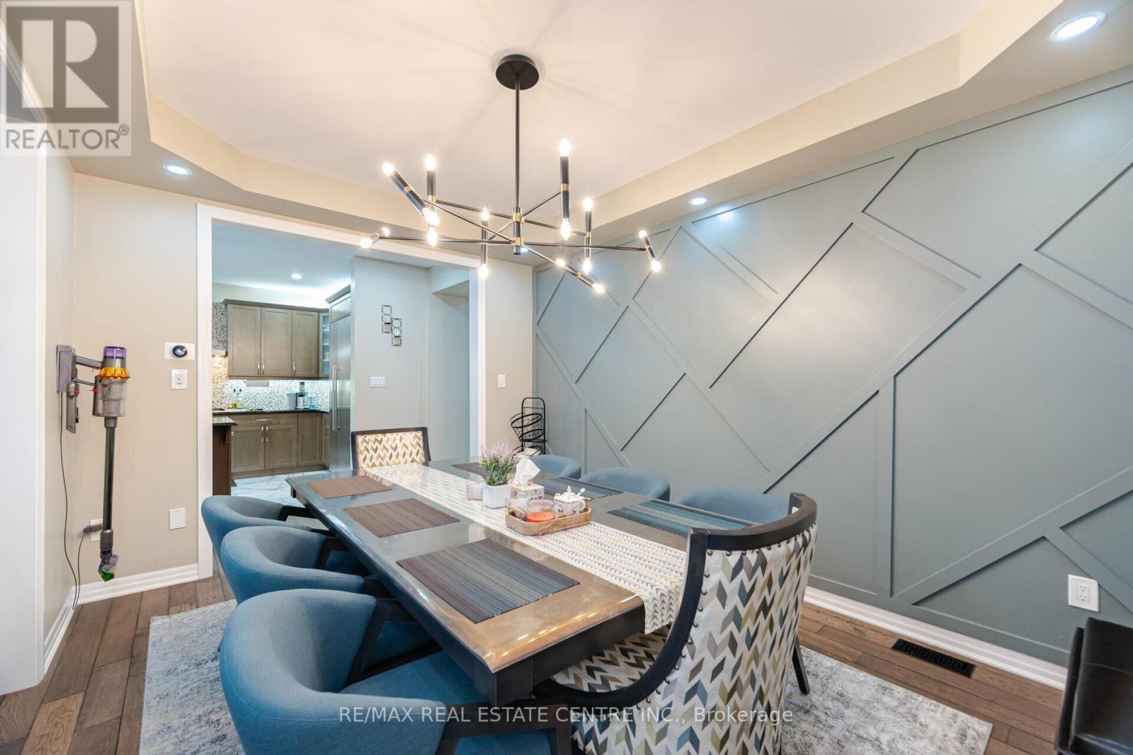 1446 Farmstead Drive, Milton, Ontario  L9E 0A5 - Photo 10 - W12526010