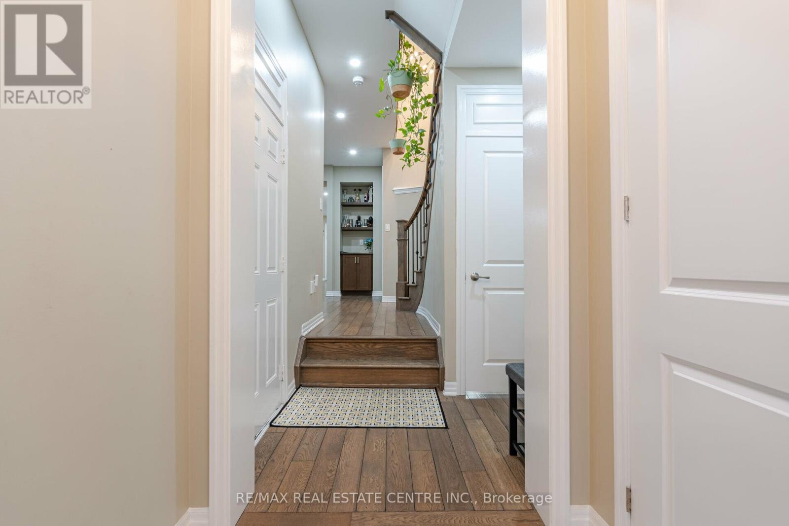 1446 Farmstead Drive, Milton, Ontario  L9E 0A5 - Photo 4 - W12526010