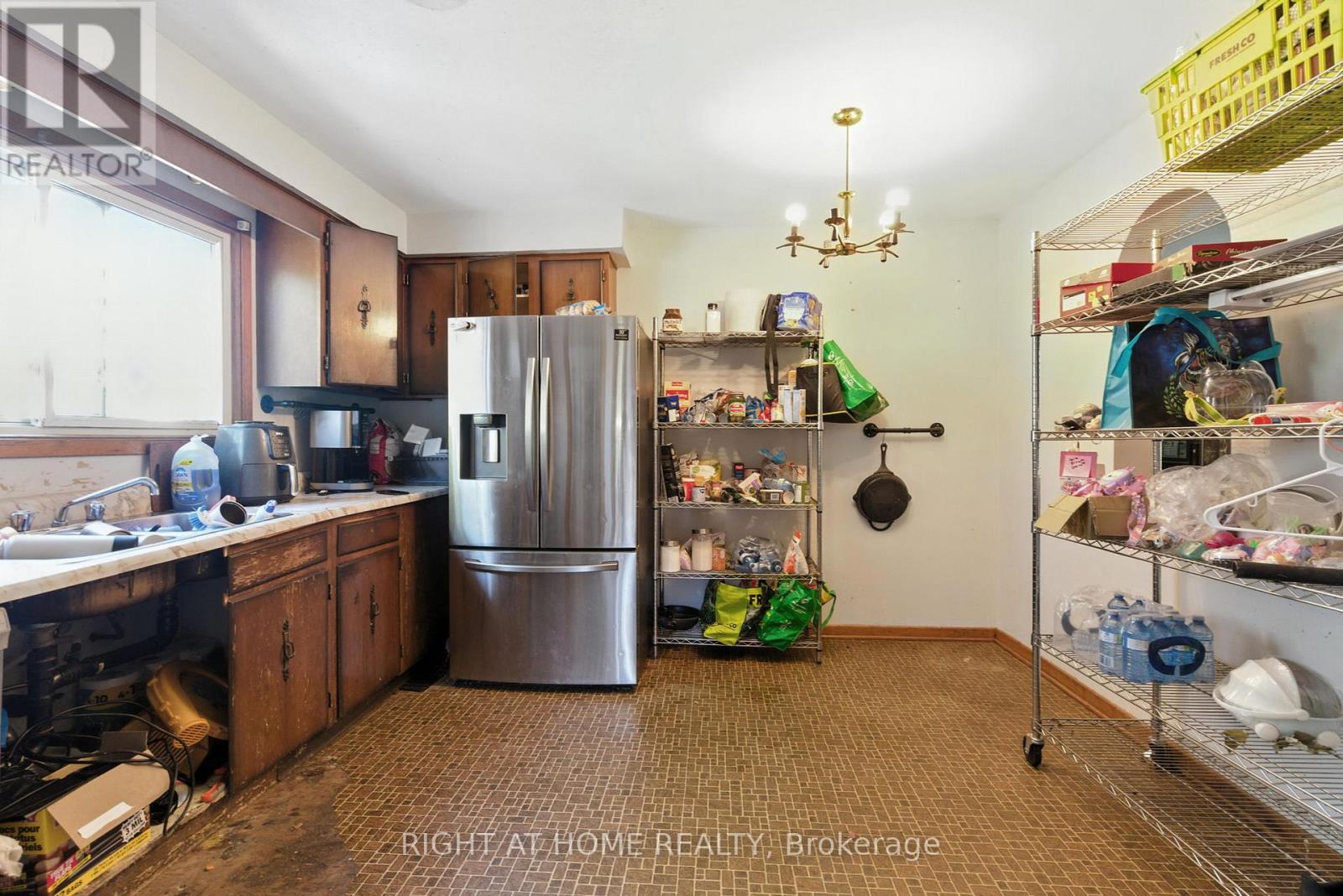 4363 Meadowvale Drive, Niagara Falls, Ontario  L2E 5W8 - Photo 4 - X12526030