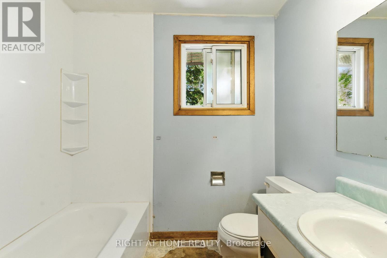 4363 Meadowvale Drive, Niagara Falls, Ontario  L2E 5W8 - Photo 5 - X12526030