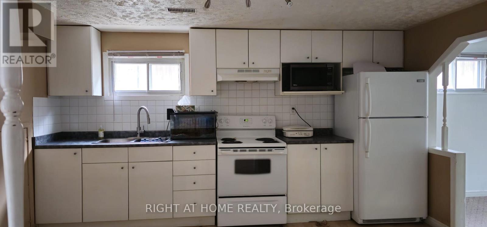 Lower - 1999 Carrera Lane, Mississauga, Ontario  L5J 1C6 - Photo 4 - W12519544