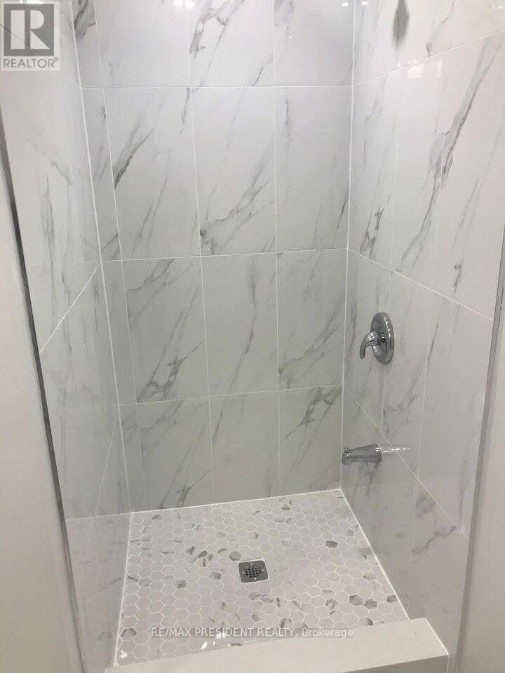 (Upper) - 12 Maitland Street, Brampton, Ontario  L6S 3B6 - Photo 7 - W12525822