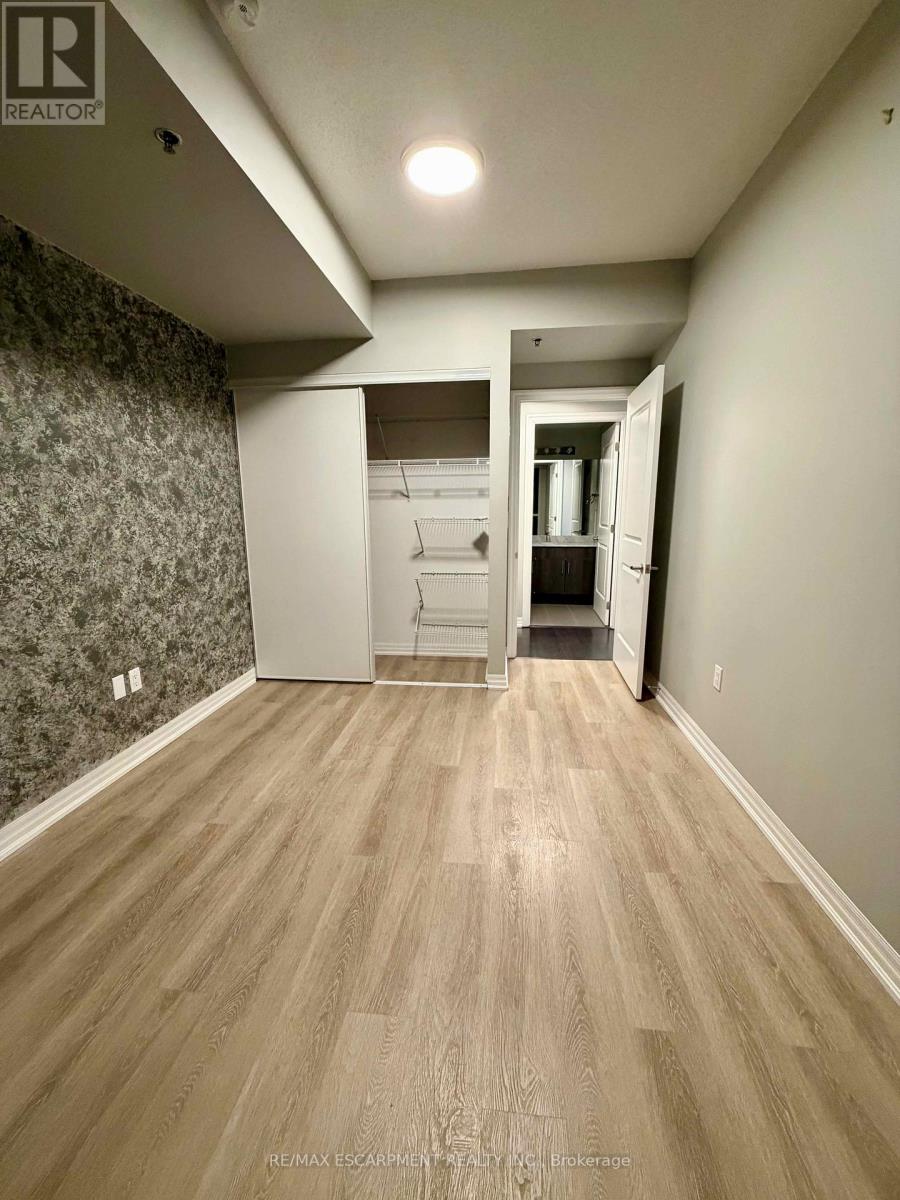 810 - 560 North Service Road, Grimsby, Ontario  L3M 0G1 - Photo 16 - X12526054