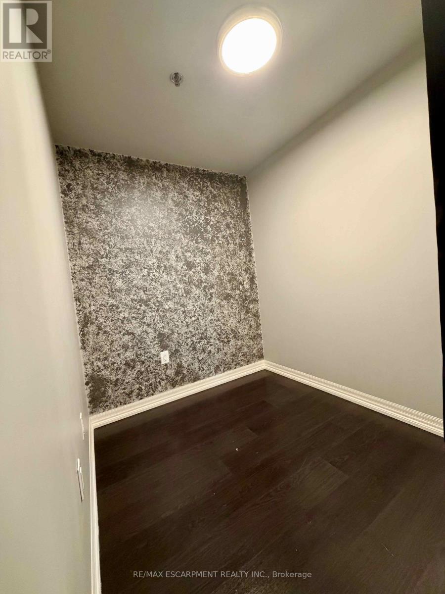 810 - 560 North Service Road, Grimsby, Ontario  L3M 0G1 - Photo 17 - X12526054