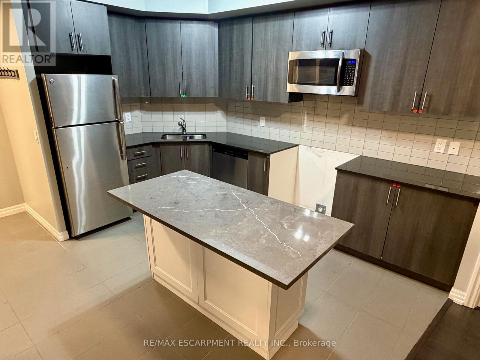 810 - 560 North Service Road, Grimsby, Ontario  L3M 0G1 - Photo 7 - X12526054