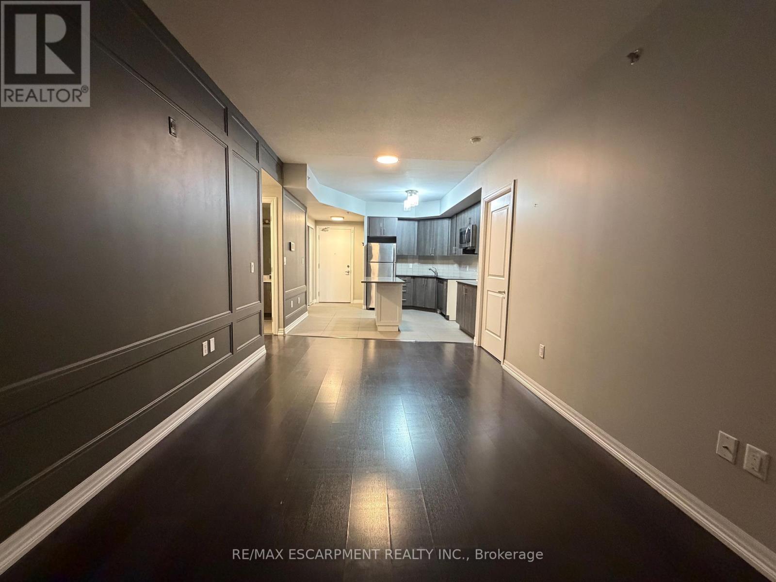 810 - 560 North Service Road, Grimsby, Ontario  L3M 0G1 - Photo 8 - X12526054