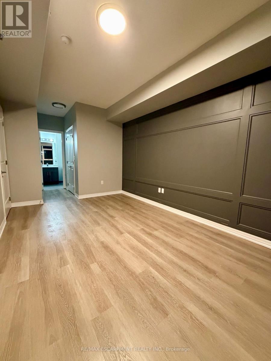 810 - 560 North Service Road, Grimsby, Ontario  L3M 0G1 - Photo 9 - X12526054