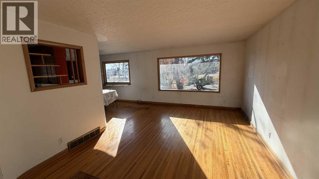 8 Carnarvon Way Nw, Calgary, Alberta  T2K 1W4 - Photo 4 - A2267074