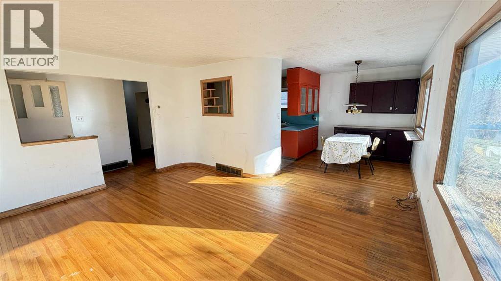 8 Carnarvon Way Nw, Calgary, Alberta  T2K 1W4 - Photo 6 - A2267074