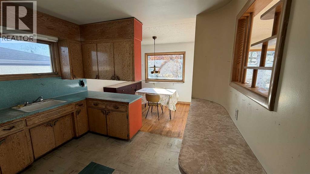 8 Carnarvon Way Nw, Calgary, Alberta  T2K 1W4 - Photo 8 - A2267074