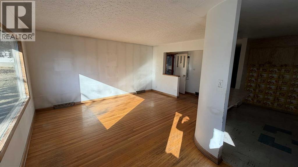 8 Carnarvon Way Nw, Calgary, Alberta  T2K 1W4 - Photo 7 - A2267074