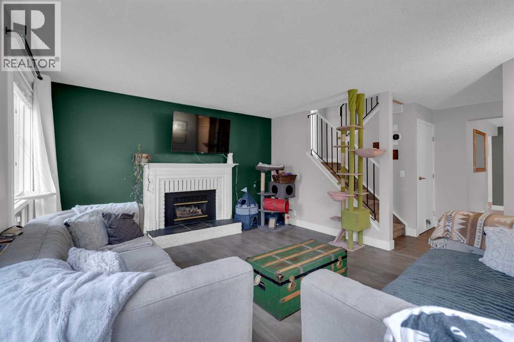 28 Woodglen Close Sw, Calgary, Alberta  T2W 4N1 - Photo 4 - A2268973