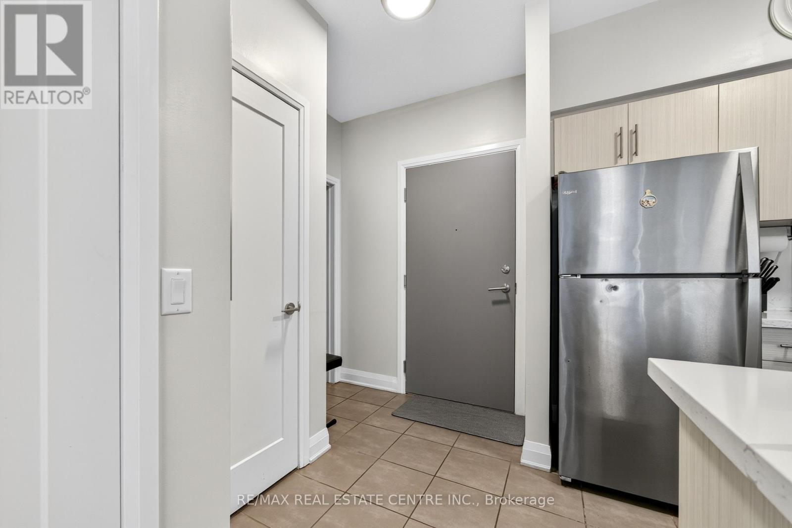 402 - 16 Concord Place, Grimsby, Ontario  L3M 0J1 - Photo 9 - X12526108