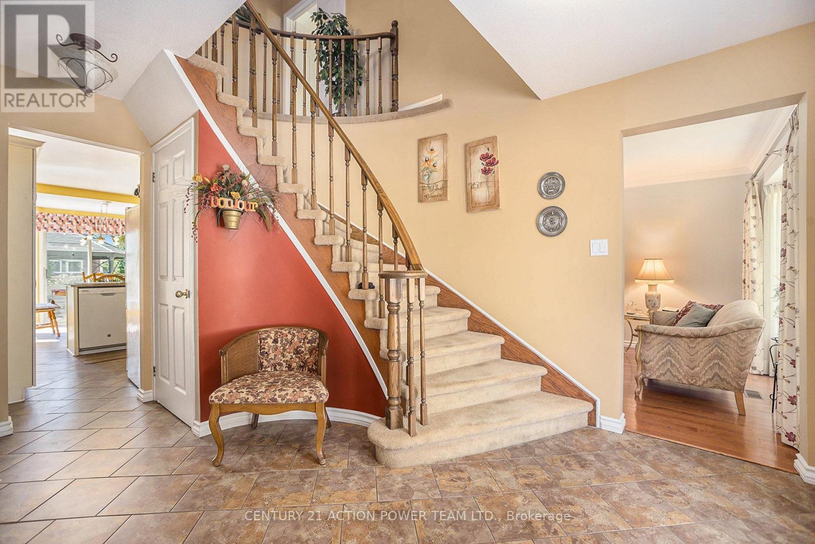 1358 Turner Crescent, Ottawa, Ontario K1E 2Y4 - Photo 5 - X12526174