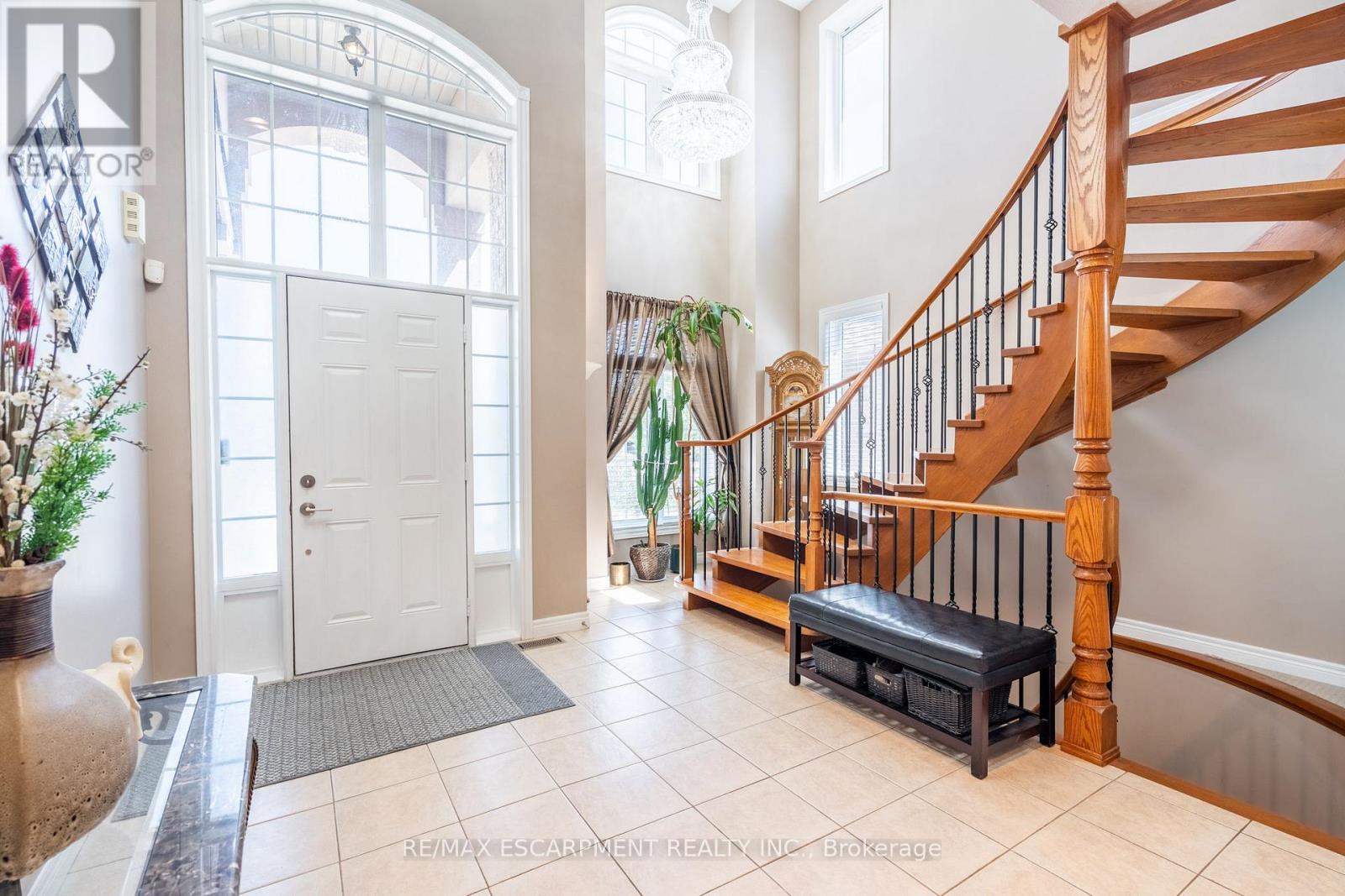 24 Edgecroft Crescent, Hamilton, Ontario  L8J 3Y6 - Photo 5 - X12526182