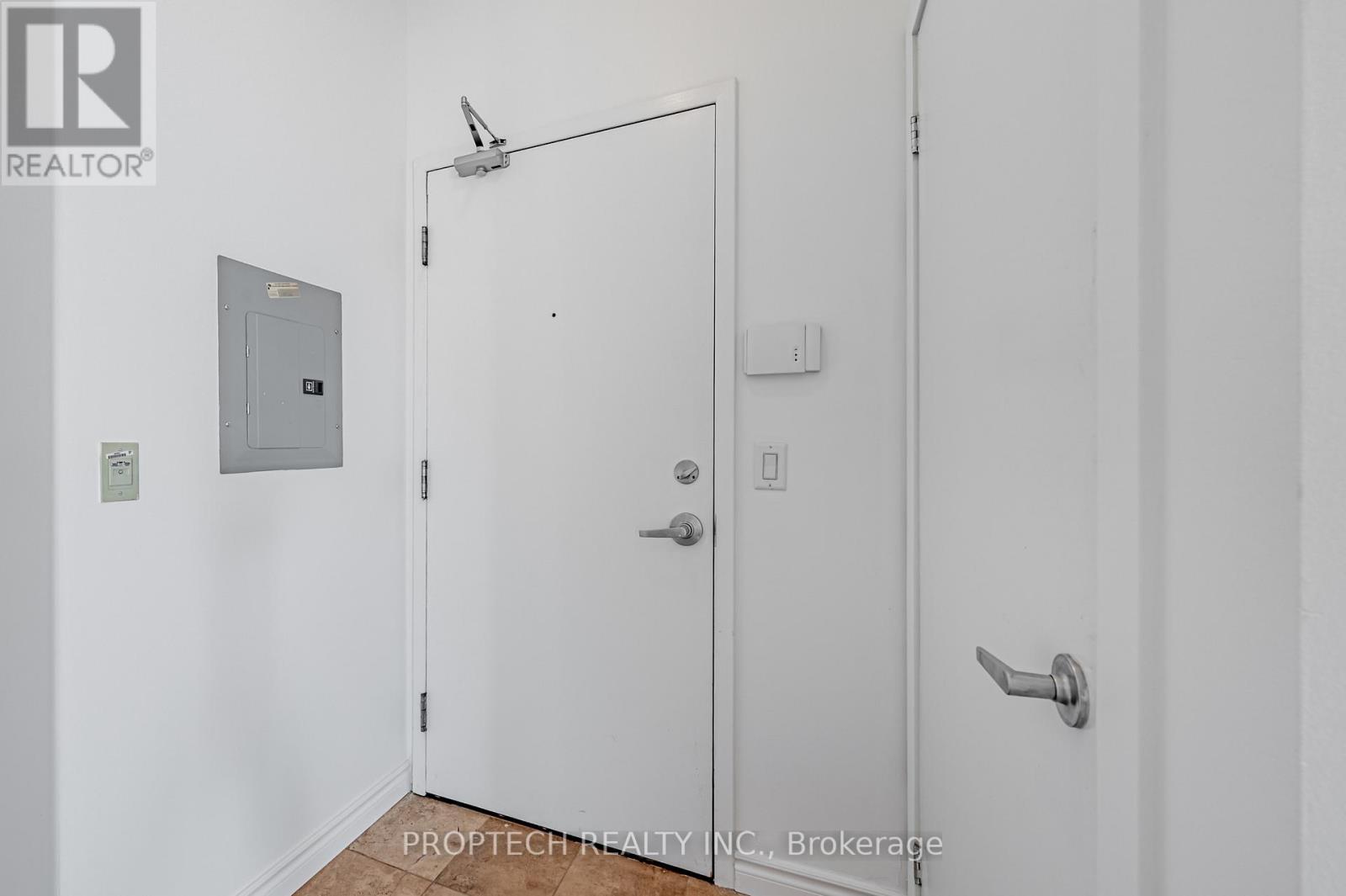 2005 - 218 Queens Quay W, Toronto, Ontario  M5J 2Y6 - Photo 3 - C12526194