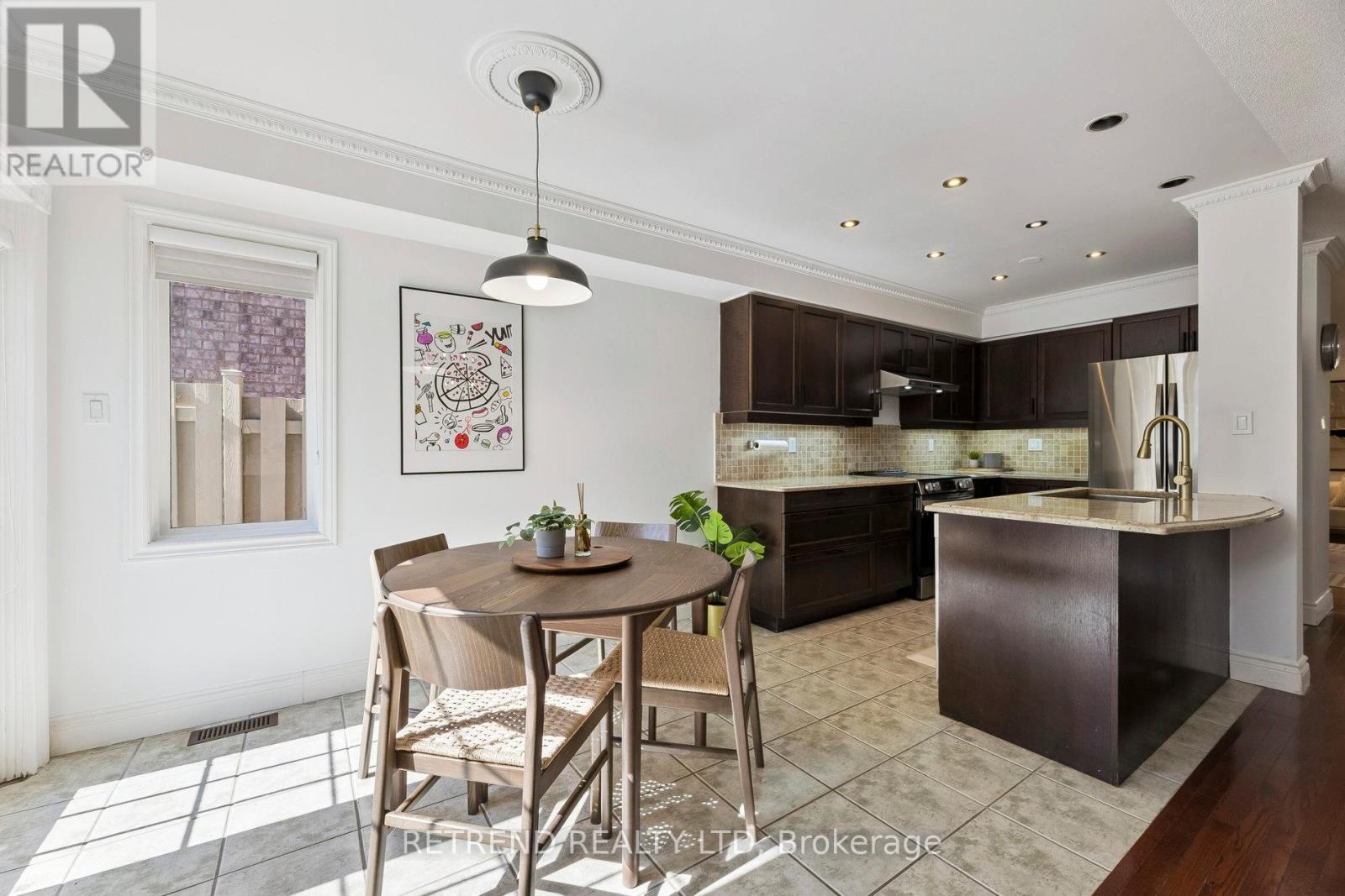 721 Swan Place, Pickering, Ontario  L1X 2V7 - Photo 9 - E12526208