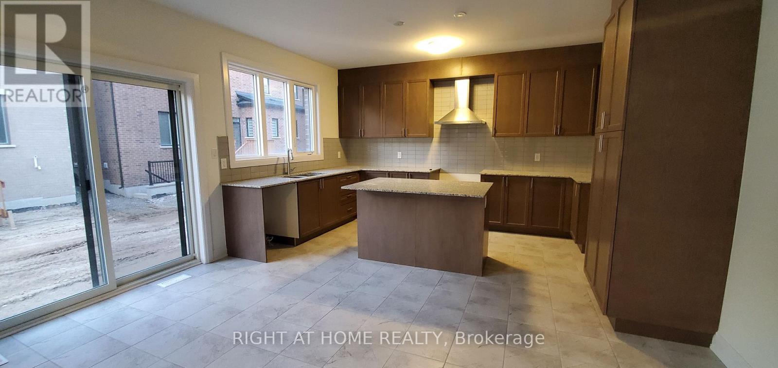 18 Kings Hill Drive, Brampton, Ontario  L7A 0B8 - Photo 4 - W12526212