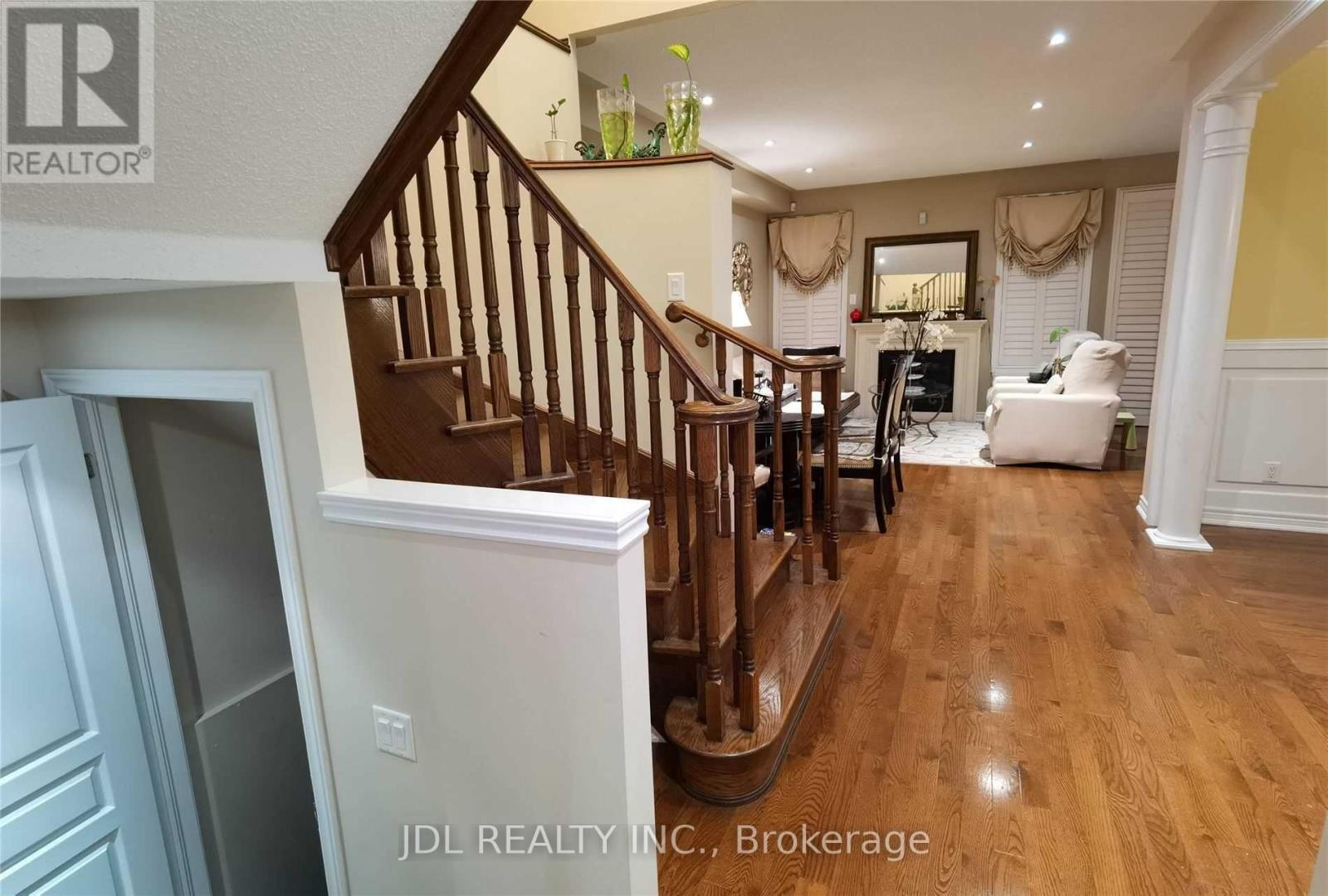 5 Pitney Avenue, Richmond Hill, Ontario  L4E 4Y6 - Photo 3 - N12526236