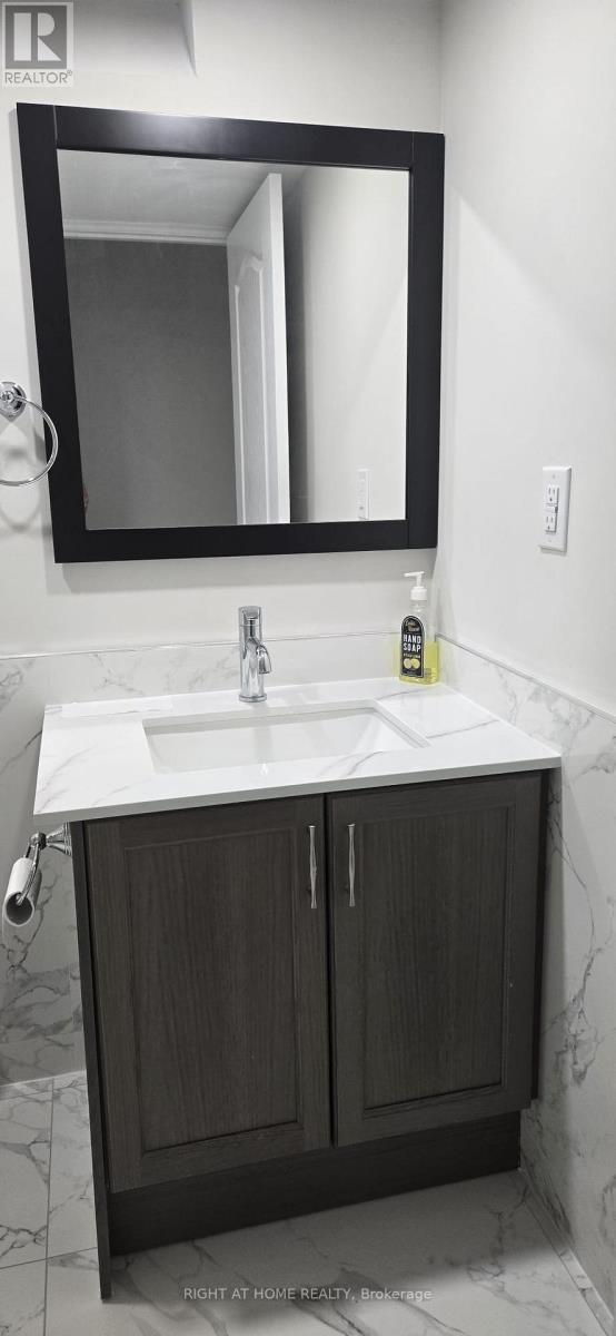 22 Valleyscape Trail, Caledon, Ontario  L7C 4H3 - Photo 5 - W12526230