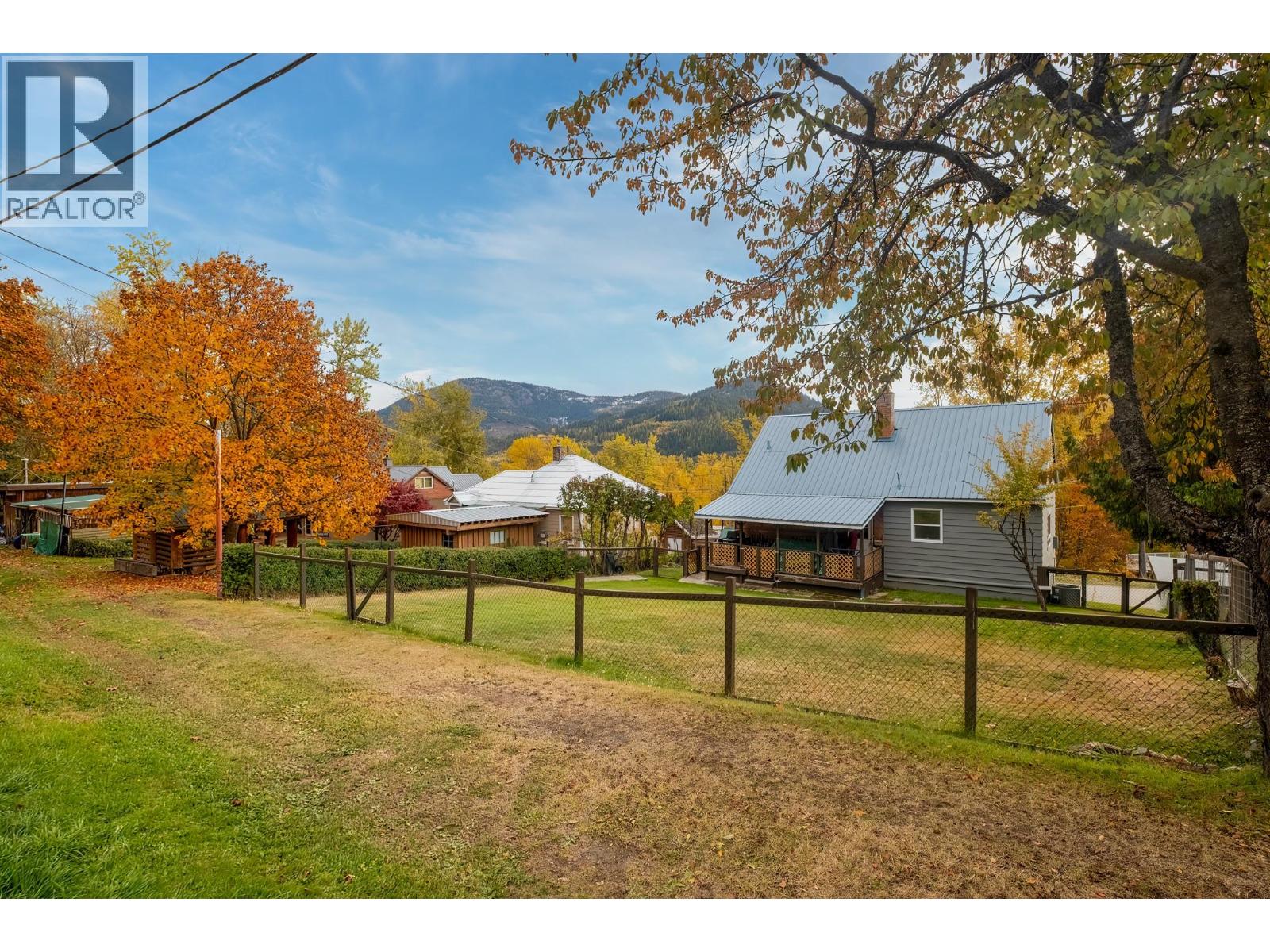 <div class="slider-price">$635,000</div><p>2130 Victoria Avenue, Rossland, British Columbia</p>