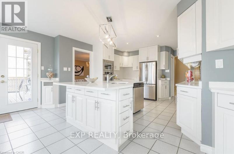 19 Honeysuckle Crescent, Hamilton, Ontario  L9K 1A9 - Photo 10 - X12526224