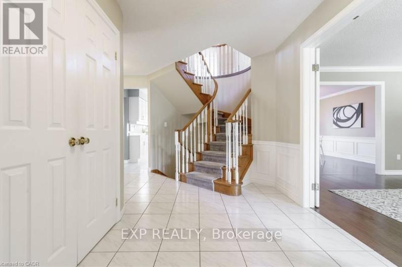 19 Honeysuckle Crescent, Hamilton, Ontario  L9K 1A9 - Photo 3 - X12526224