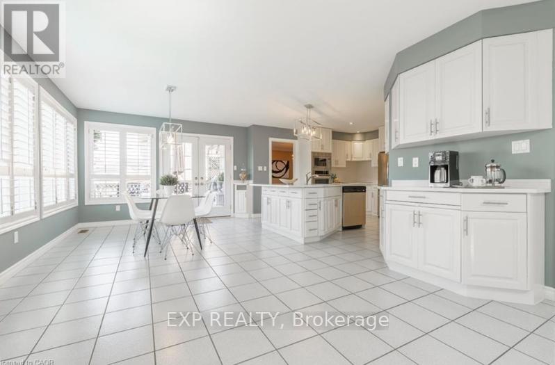 19 Honeysuckle Crescent, Hamilton, Ontario  L9K 1A9 - Photo 8 - X12526224