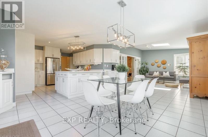 19 Honeysuckle Crescent, Hamilton, Ontario  L9K 1A9 - Photo 9 - X12526224