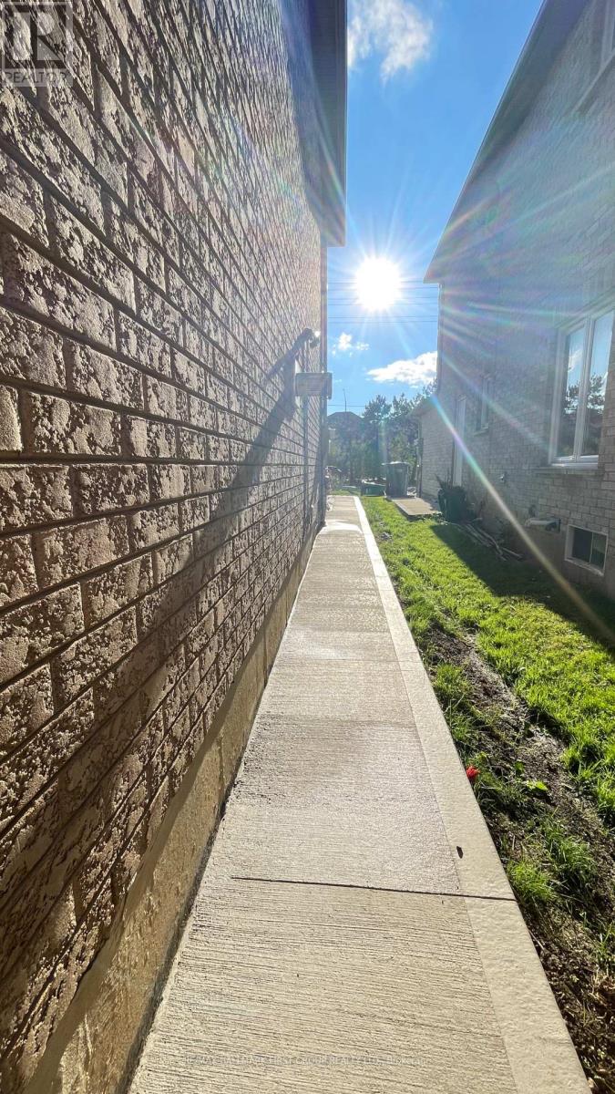 61 Lent Crescent, Brampton, Ontario  L6Y 4X7 - Photo 3 - W12526268