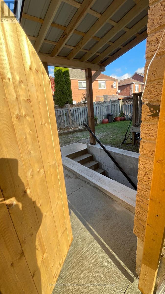 61 Lent Crescent, Brampton, Ontario  L6Y 4X7 - Photo 4 - W12526268