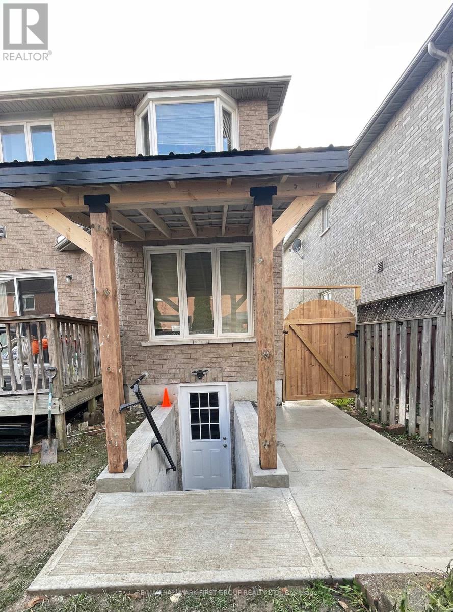 61 Lent Crescent, Brampton, Ontario  L6Y 4X7 - Photo 5 - W12526268