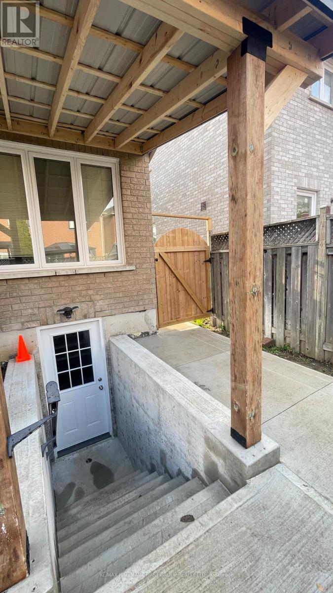 61 Lent Crescent, Brampton, Ontario  L6Y 4X7 - Photo 6 - W12526268