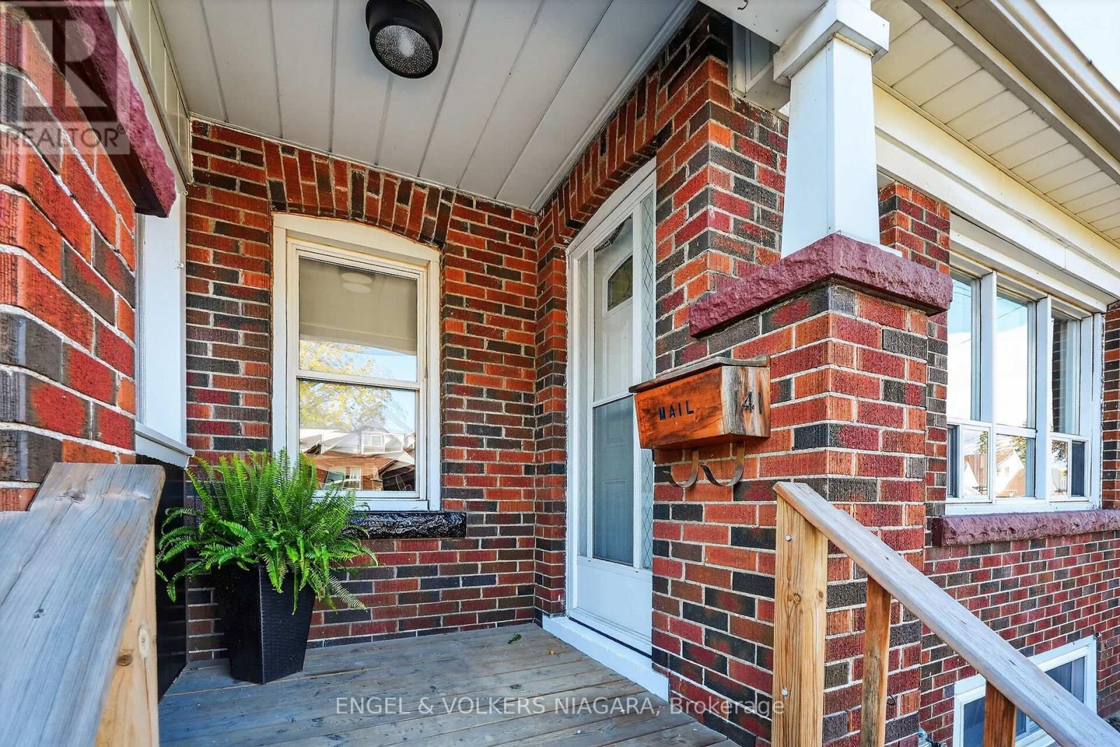 141 Cope Street, Hamilton, Ontario  L8H 5B3 - Photo 3 - X12526278