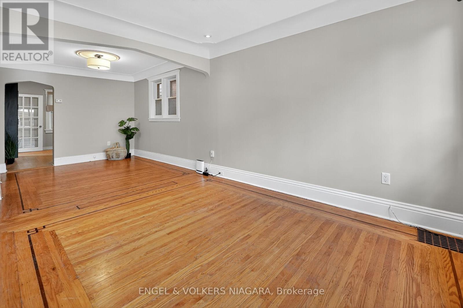 141 Cope Street, Hamilton, Ontario  L8H 5B3 - Photo 9 - X12526278