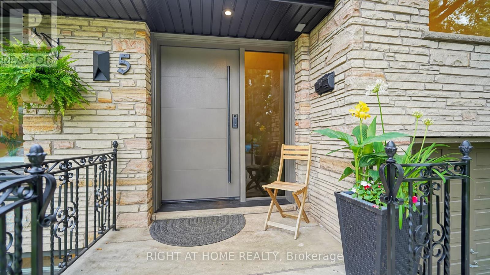 5 Mattice Road, Toronto, Ontario M9A 1E1 - Photo 3 - W12526282