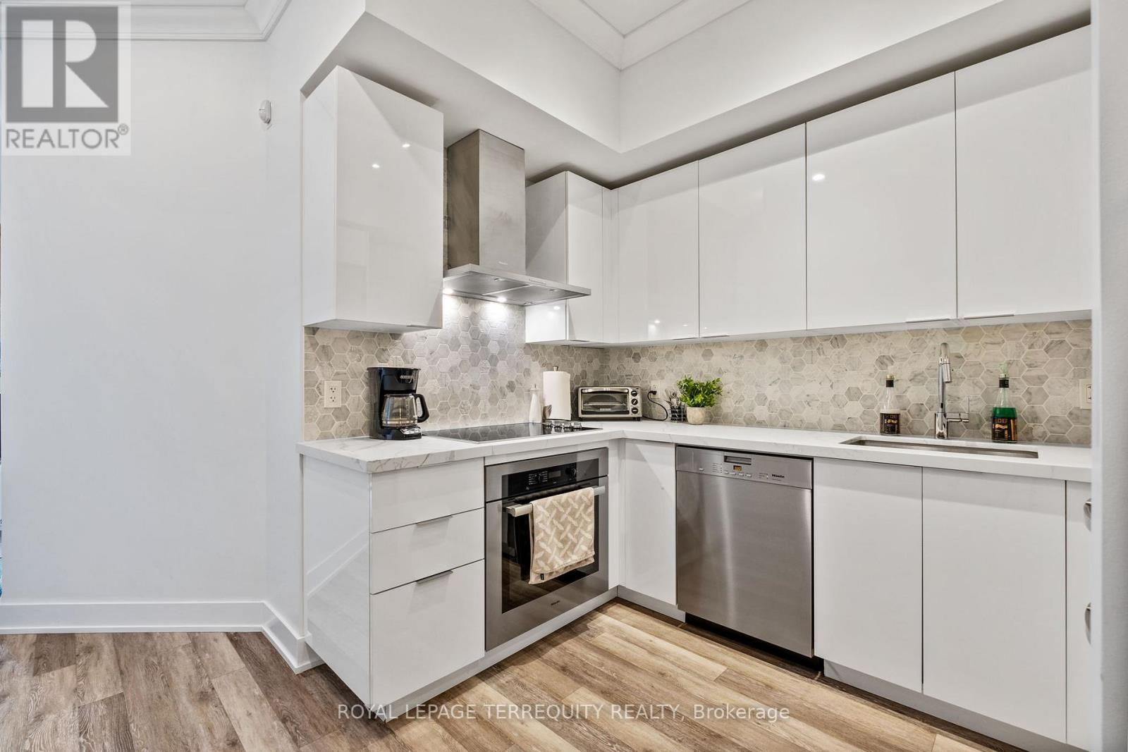 528 - 30 Shore Breeze Drive, Toronto, Ontario  M8V 0J1 - Photo 4 - W12403208