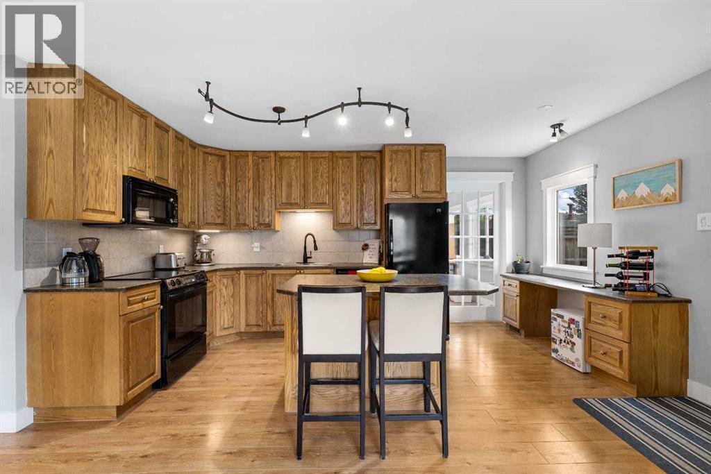 8736 34 Avenue NW, Calgary, Alberta