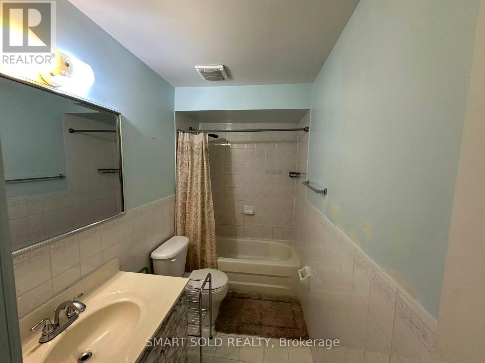 Upper - 36b Lambton Avenue, Toronto, Ontario  M6N 2S1 - Photo 13 - W12500388