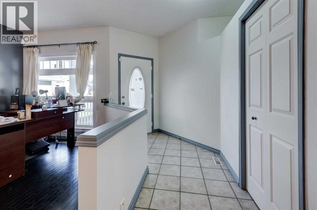 414 Mt Cornwall Circle Se, Calgary, Alberta  T2Z 2J6 - Photo 8 - A2269545