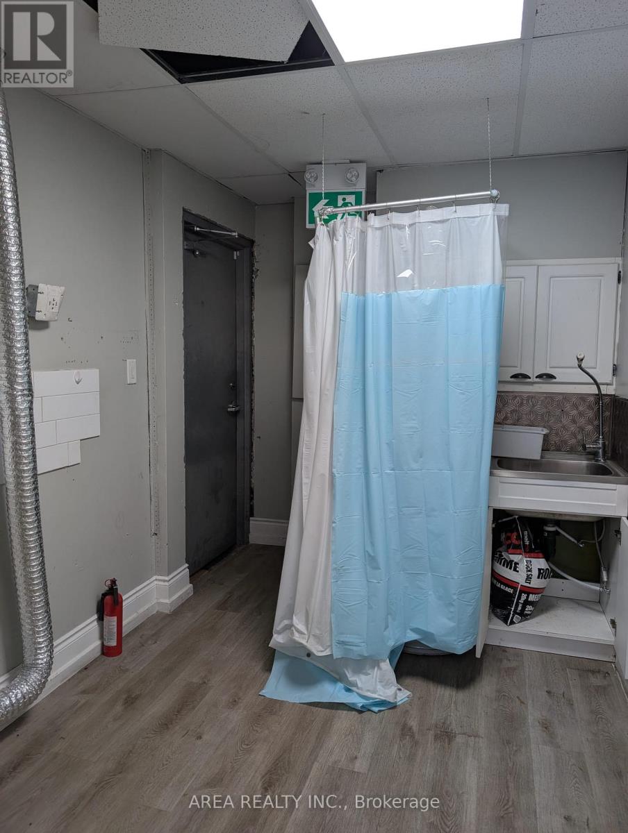 152 Gray Road, Hamilton, Ontario L8G 3V2 - Photo 14 - X12526322