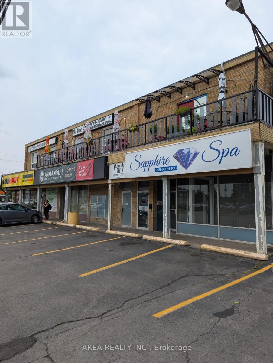 152 Gray Road, Hamilton, Ontario L8G 3V2 - Photo 3 - X12526322