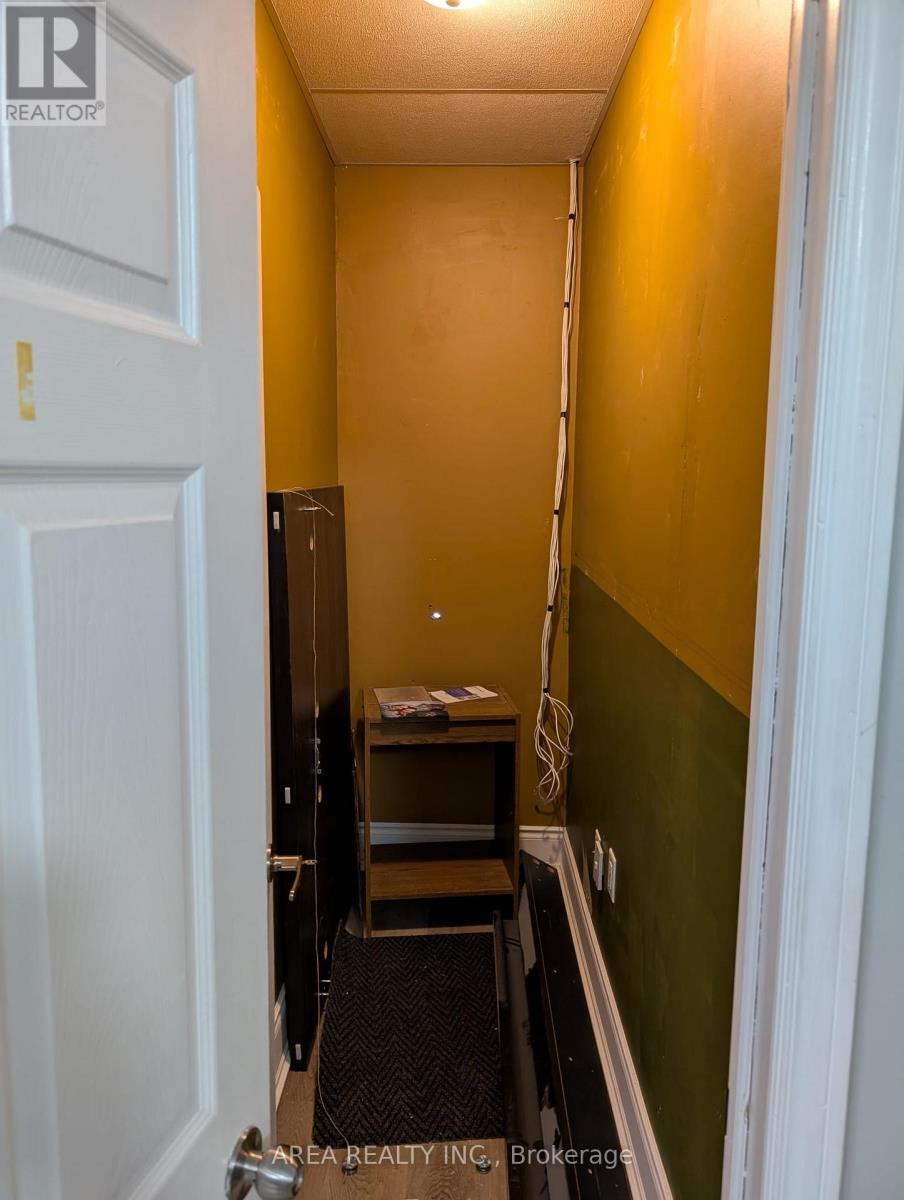 152 Gray Road, Hamilton, Ontario L8G 3V2 - Photo 6 - X12526322