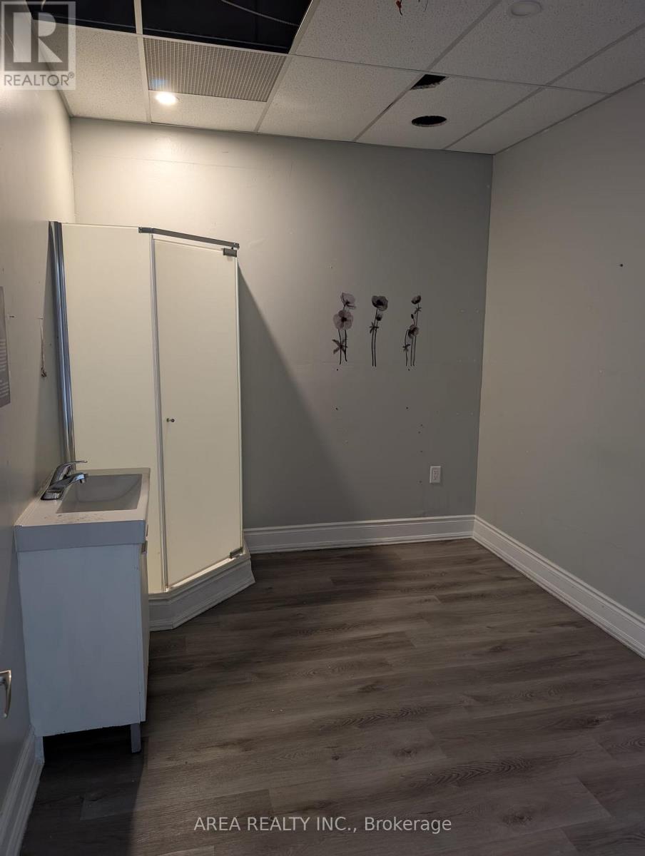 152 Gray Road, Hamilton, Ontario L8G 3V2 - Photo 8 - X12526322