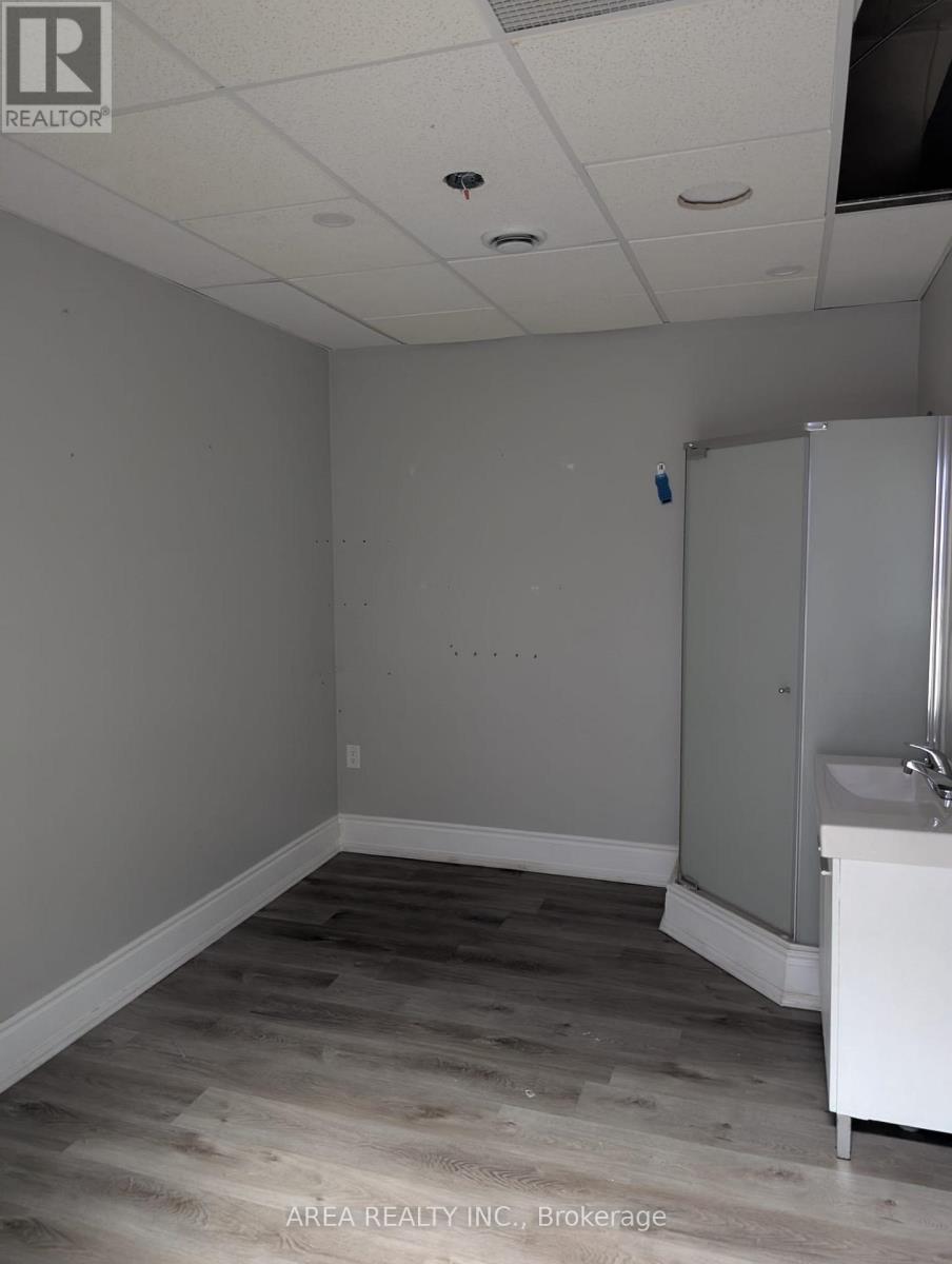 152 Gray Road, Hamilton, Ontario L8G 3V2 - Photo 9 - X12526322