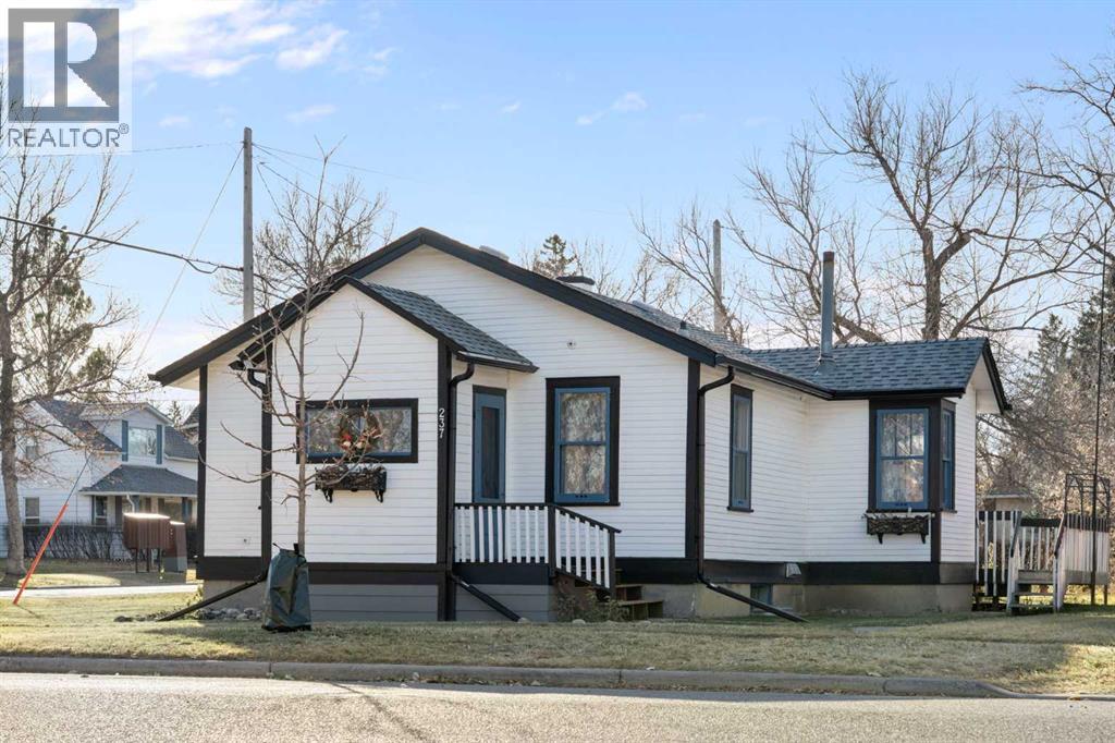 237 6 Avenue Se, High River, Alberta  T1V 1H3 - Photo 1 - A2268488