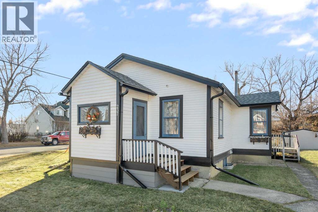 237 6 Avenue Se, High River, Alberta  T1V 1H3 - Photo 2 - A2268488