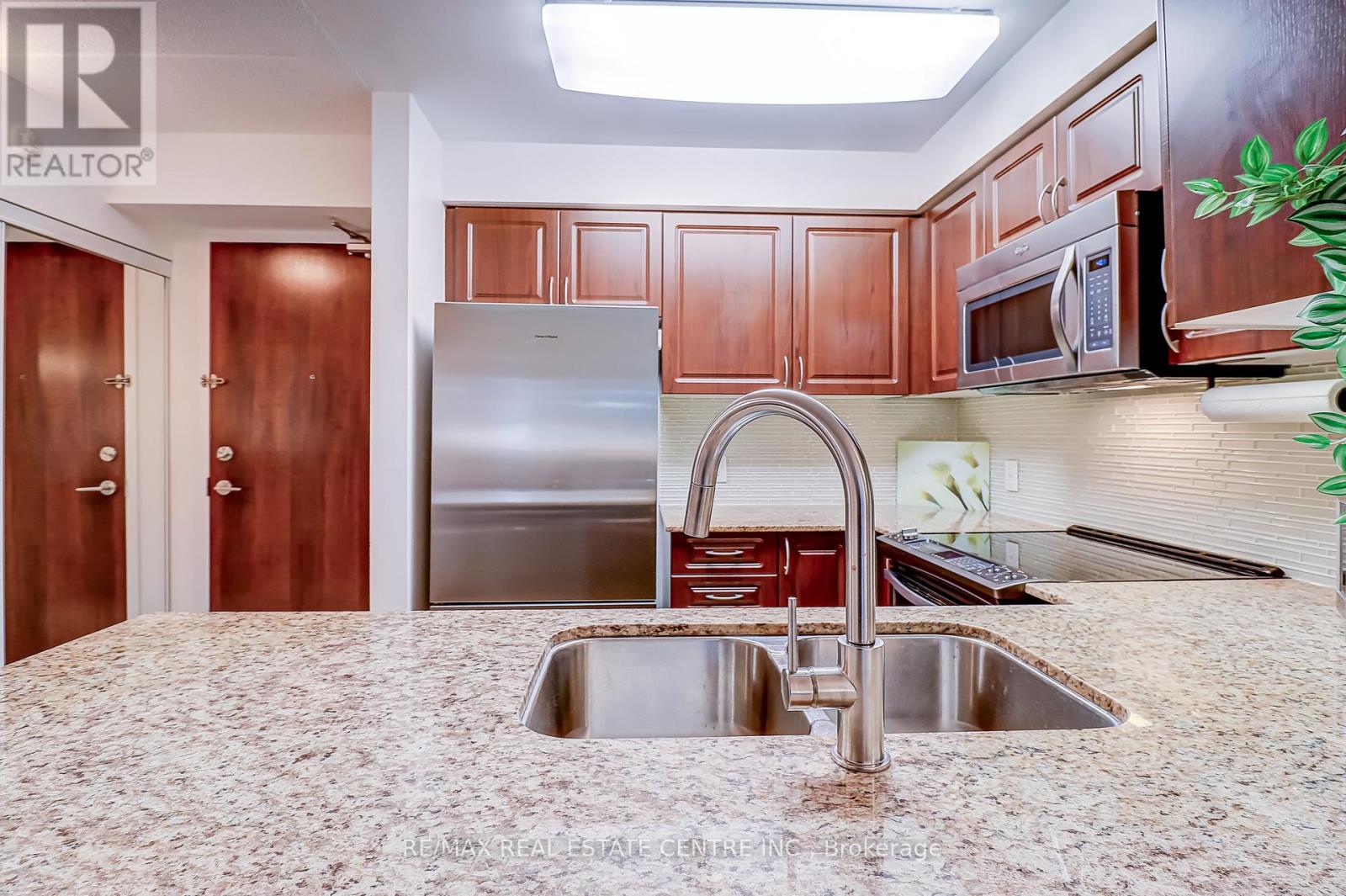 216 - 50 Via Rosedale Way, Brampton, Ontario  L6R 3Z7 - Photo 6 - W12526382