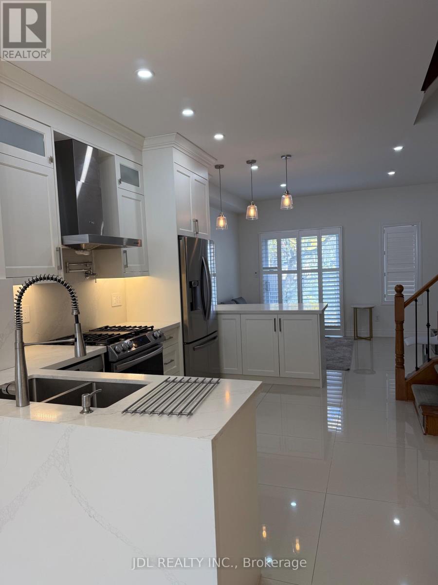 5 English Garden Way, Toronto, Ontario  M2M 4M4 - Photo 4 - C12526394